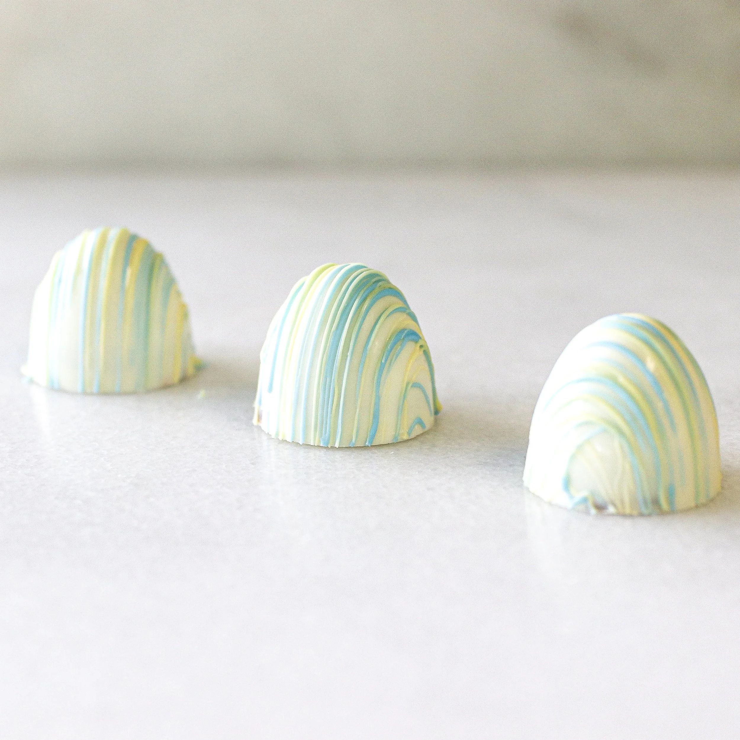 riko tokyo／Bonbon tweed (white) タグ付き新品 16oz Assorted Truffle Gift Box — Maggie Lyon Chocolatiers